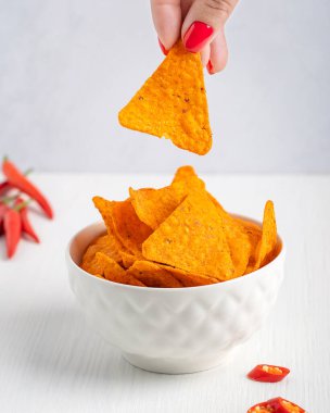 Meksika yerel Nachos çıtır çıtır çıtır çıtır cipsi, abur cubur olarak sunulan kızarmış mısır tortilla cipsi ya da ahşap masadaki beyaz kasede elle ve kırmızı baharatlı biberle servis edilen aperatiften oluşuyordu. 