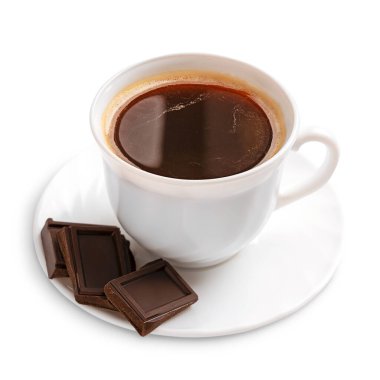 Sabah kahvaltıda kahve dolu koyu acı çikolatalı kahve ya da espresso tabakta servis edilir. Beyaz arka planda izole edilmiş.