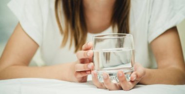 Bir bardak su ellerimizde.