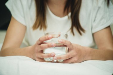 Bir bardak su ellerimizde.