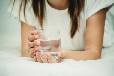 Bir bardak su ellerimizde.