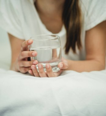 Bir bardak su ellerimizde.