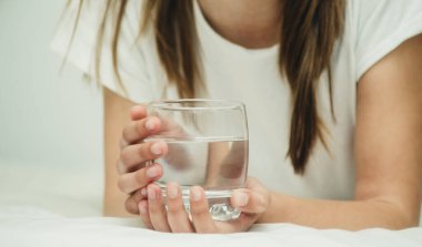 Bir bardak su ellerimizde.