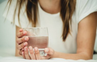 Bir bardak su ellerimizde.