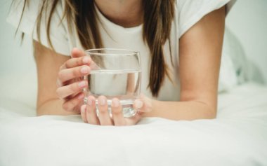 Bir bardak su ellerimizde.