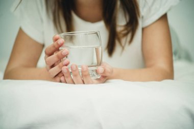 Bir bardak su ellerimizde.