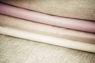 Masanın üzerinde renkli keten seti var.