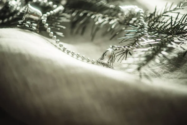 keten kumaştan bir arka planda bir Noel ağacının dalı