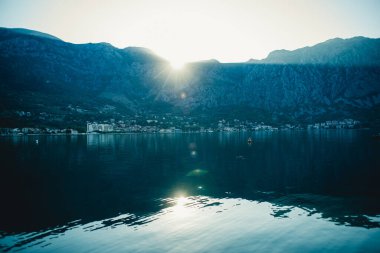 Dağların ve denizin güzel manzarası