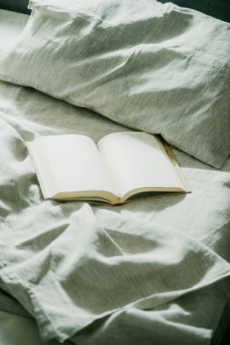 Yatağın üzerinde açık bir kitap