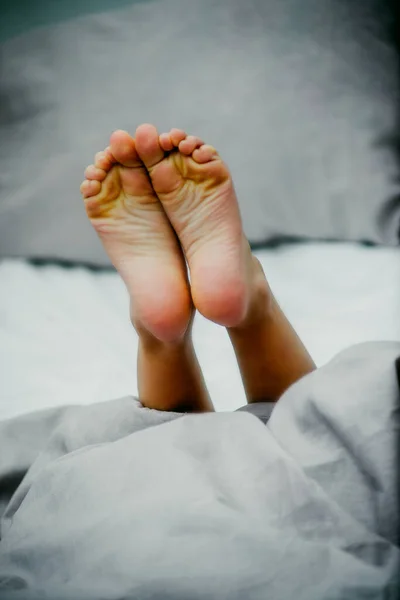 Pieds Bébé Sur Literie Lin — Photo