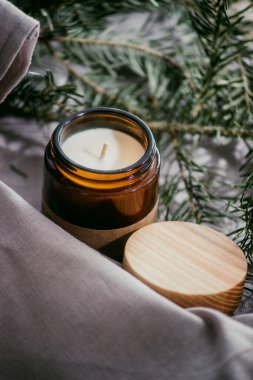 Gri arkaplandaki mum yakın plan