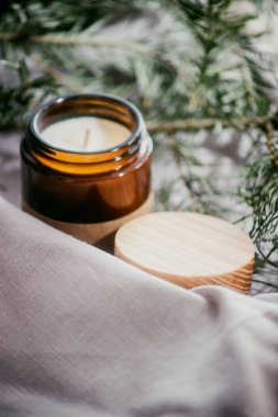 Gri arkaplandaki mum yakın plan