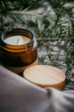 Gri arkaplandaki mum yakın plan