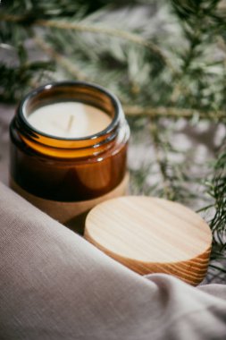 Masanın üzerinde el yapımı mum var. Yakın plan.