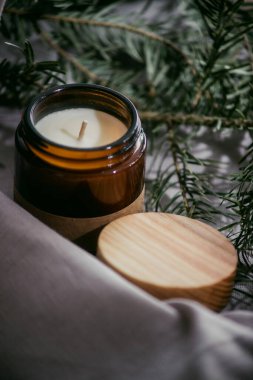 Gri arkaplandaki mum yakın plan