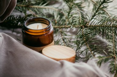 Gri kumaş arkaplanındaki mum