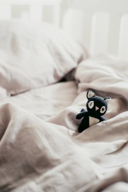 Yatağın üzerine örülmüş oyuncak.