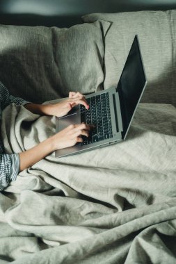 Eller dizüstü bilgisayarda. Yakın plan.