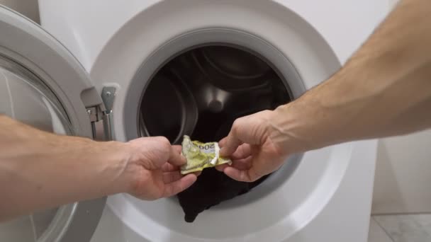Hombre molesto sacando ropa con billetes en euros mojados de la lavadora. — Vídeos de Stock