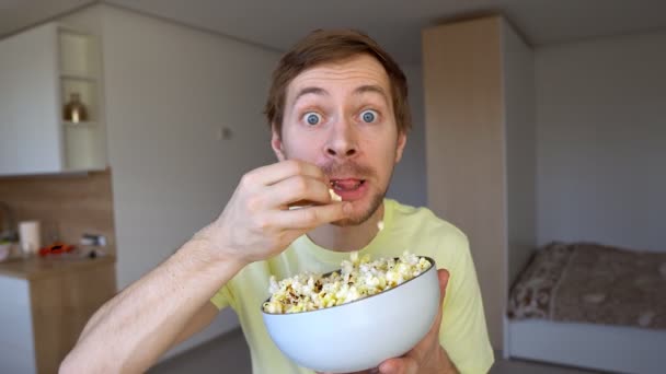 Grappig Verrassende Man die Popcorn eet. Kijkend naar Camera met verbazing. — Stockvideo