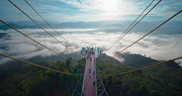 Timelapse av turister kommer för att se vacker soluppgång och hav av dimma på Skywalk på Ai Yerweng natursköna utsiktstorn, Betong, Yala, Thailand, December 2020 — Stockvideo