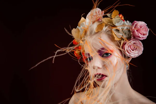 Девушка Живыми Вьющимися Волосами Цветами Голове Объект Искусства Цветочная Фея — стоковое фото