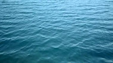 Su yüzeyinde dalgalar ve dalgalar. Güzel ışık yansımaları.