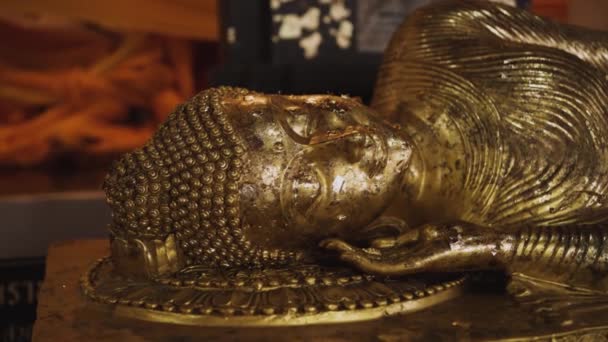 Leżący Złoty Posąg Buddy Tajlandii Wat Phra Mahathat Woramahawihan Temple — Wideo stockowe