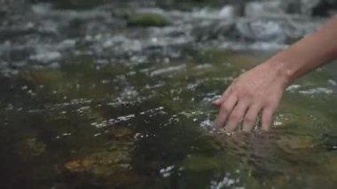 Kadının eli ormanın ya da gölün yüzeyine değsin..