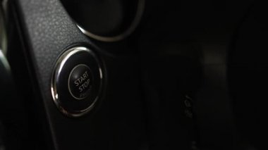 Araba motorunu çalıştırmak için düğmeye bas.