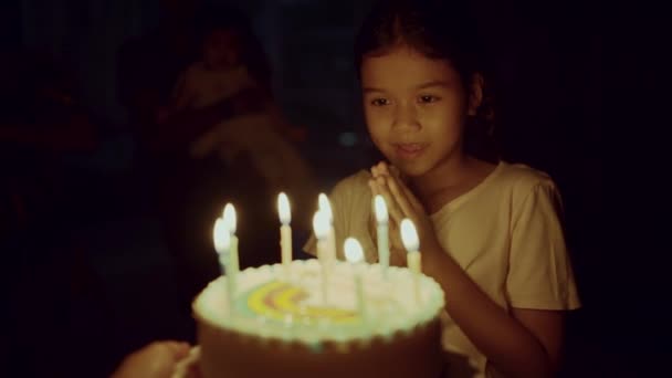 Kleines Mädchen Genießt Das Auspusten Von Kerzen Auf Geburtstagstorte Die — Stockvideo
