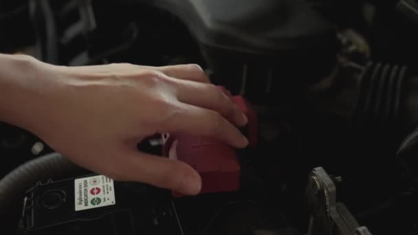 Närbild Hand Att Kontrollera Batteriet Bilhuven Bilverkstad — Stockvideo