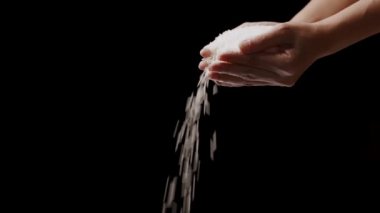 Elim siyah zemine pirinç döküyor..