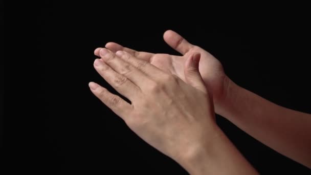 用一个年轻女子的手紧紧抓住干裂的皮肤 — 图库视频影像