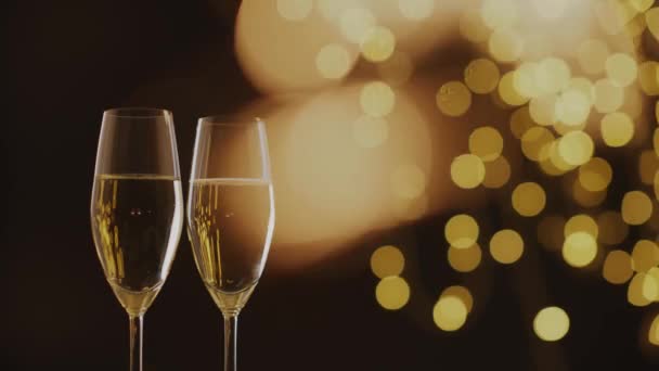 Deux Verres Champagne Sur Fond Bokeh Doré Reflets Dorés Brillants — Video
