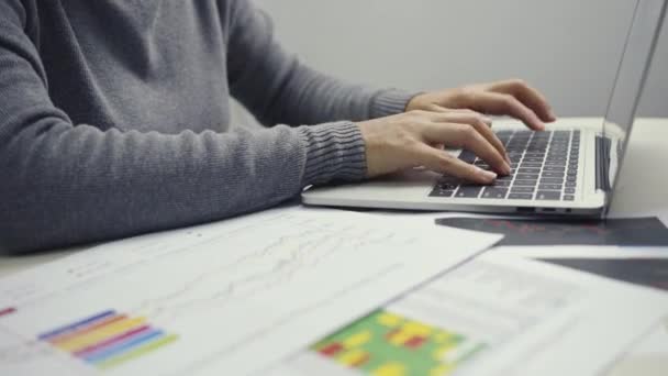 Mulher Negócios Digitando Teclado Com Bolsa Valores Papel Orçamento Tabela — Vídeo de Stock