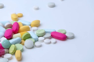 Beyaz arka planda izole edilmiş tıbbi uyuşturucu hapları.