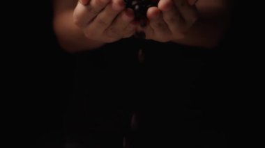 Yaklaş, kahve çekirdekleri ellerinden dökülüyor..