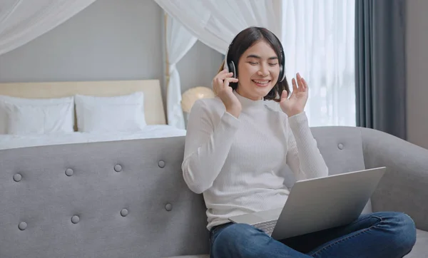 Chica Feliz Con Auriculares Viendo Escuchando Videos Portátil Sentado Sofá — Foto de Stock