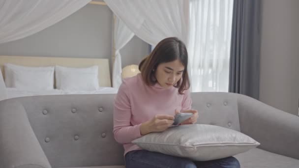Kazanan Teklifi Kutlayan Neşeli Genç Bayan Müşteri Akıllı Telefondan Ecommerce — Stok video