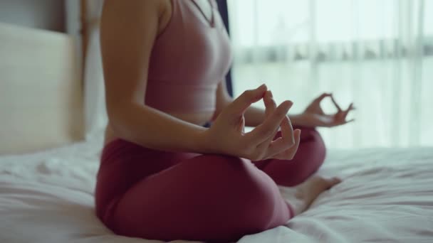 Detailní záběr ruky ženy v sportovní praxi jóga lotos pózovat meditaci doma, Wellness žena dělá jógu pro dýchání a meditaci pohodlné a relaxovat. — Stock video