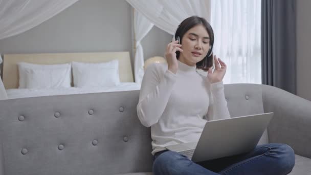 Šťastná Mladá Dívka Ležící Pohovce Bezdrátovými Sluchátky Poslouchající Hudbu Relaxovat — Stock video