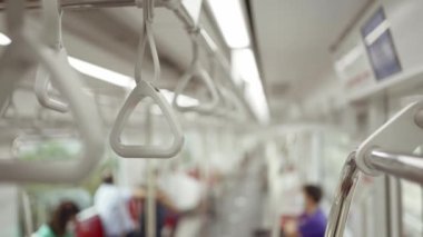 Bulanık insanlar arka planına sahip bir gökyüzü treninde yakın çekim kolu döngüsü.