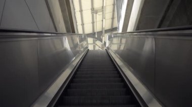 Yürüme yolu, kaldırım taşı, kaldırım taşı, travelatör, yatay yürüyen yürüyen merdiven, taşıyıcı, ya da modern ofis merkezindeki uluslararası bir havaalanı terminalinde otomatik yürüyüş.