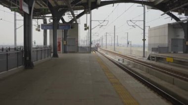 Elektrikli tren seyahatin altyapısıdır. Elektrikli tren tüm vatandaşlar için bir kamu hizmetidir. Bu resim Tayland 'daki Orange Line treni. Şehir Bangkok 8 Mart BE 2565.