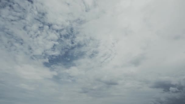 白云飘浮在天空中 夏日的蓝天时间消逝了 自然天气晴朗 — 图库视频影像