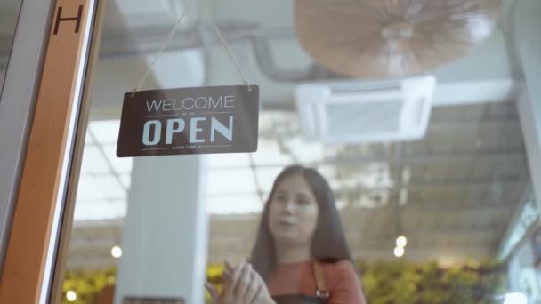 Företagsägare Asiatisk Kvinna Vrida Ledsen Stängd Skylt Fronton Glasdörr Butik — Stockvideo