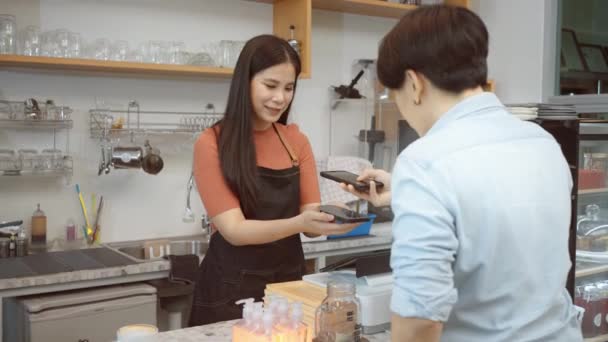 Asiatische Kundin Und Barista Scannen Smartphone Code Tag Auf Einem — Stockvideo