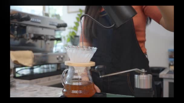 Eine Café Betreiberin Schürze Gießt Heißes Wasser Über Gerösteten Kaffeesatz — Stockvideo